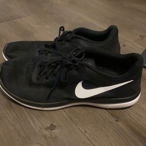 Nike black tennis shoes
